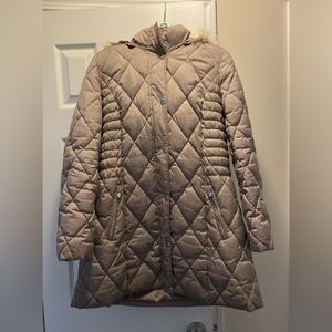 Beige winter puffer jacket with removable fur hood. Size Large